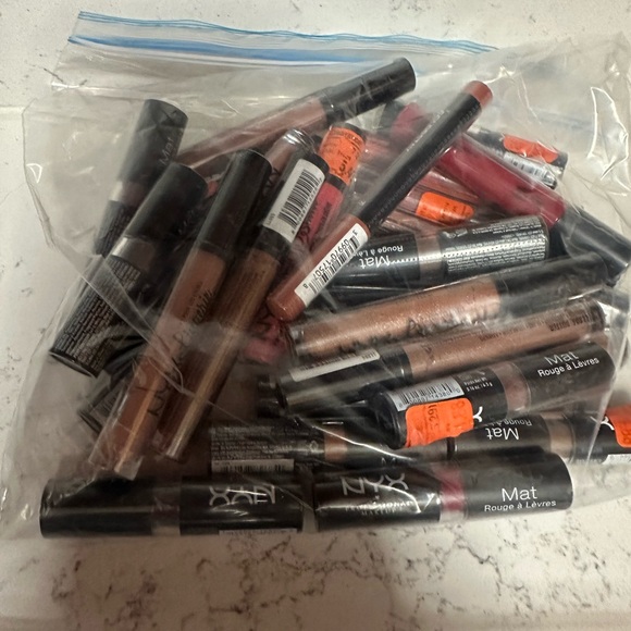 4 lbs Bulk Lipstick NYX and others - Bold and Neutral Shades - Picture 2 of 4